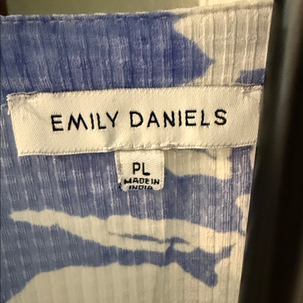 Elegant Blue and White Floral Blouse - Picture 2 of 4